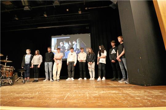 Andächtig nimmt die ehemalige Klasse 8 d Applaus für die Filmpremiere „Die Besserung 3.0: Kirche und Jugend in der NS-Zeit und heute“  entgegen.  Foto: Jambrek