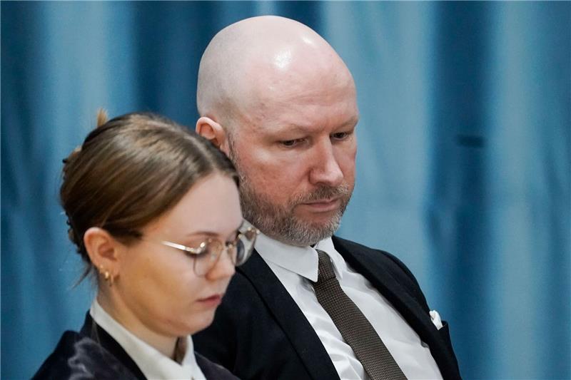 Gericht weist Menschenrechts-Klage von Anders Breivik zurück Anders Behring Breivik und seine Anwältin während einer Gerichtsverhandlung.