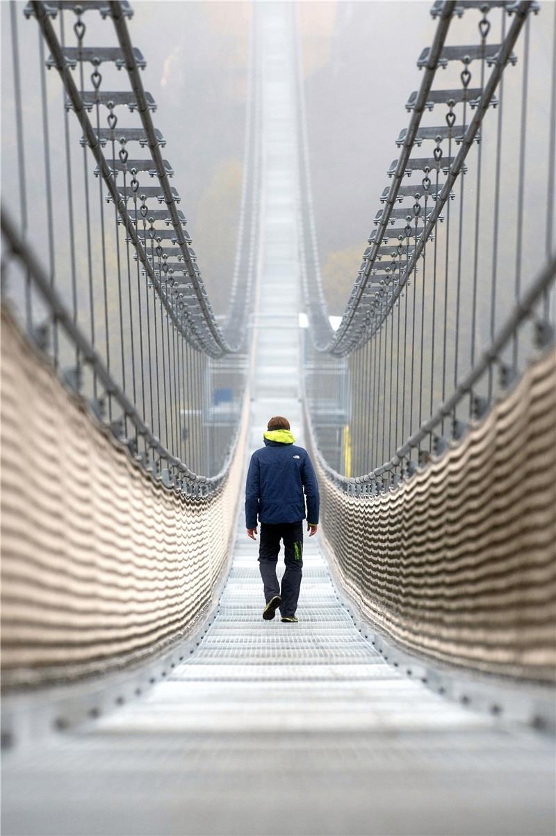 Anders als die Fußgänger-Hängeseilbrücke an der Rappbodetalsperre (Foto) soll die in St. Andreasberg werden, sie soll unter anderem in einen Bergbaupfad integriert werden. Archivfoto: Klaus-Dietmar Gabbert/dpa