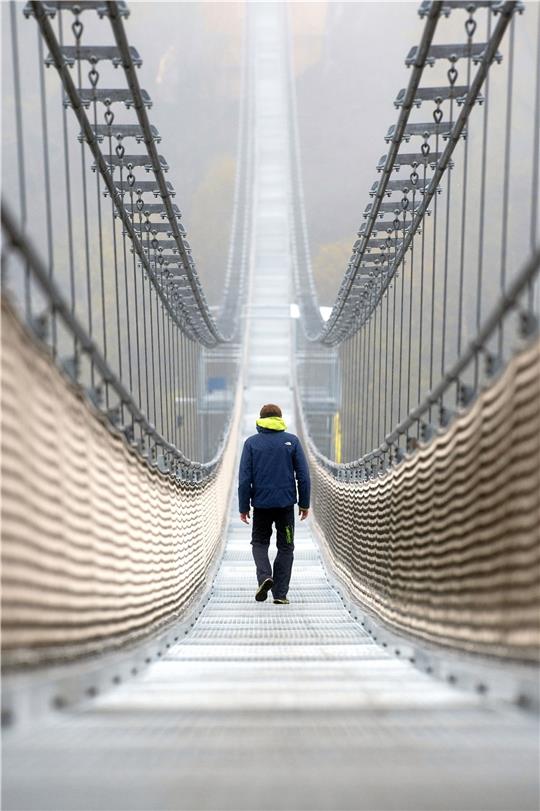 Anders als die Fußgänger-Hängeseilbrücke an der Rappbodetalsperre (Foto) soll die in St. Andreasberg werden, sie soll unter anderem in einen Bergbaupfad integriert werden. Archivfoto: Klaus-Dietmar Gabbert/dpa