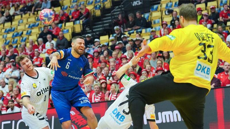 Knorr jubelt im Hotel: DHB-Team steht im Viertelfinale Andi Wolff pariert die deutschen Handballer zum Sieg.