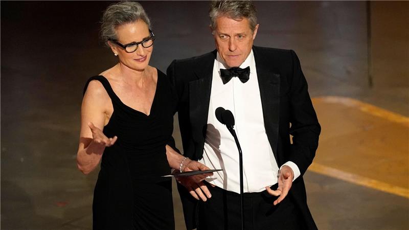 Andie MacDowell und Hugh Grant fast 30 Jahren nach „Vier Hochzeiten und ein Todesfall“ (Originaltitel: Four Weddings and a Funeral) - bei den Oscars 2023.