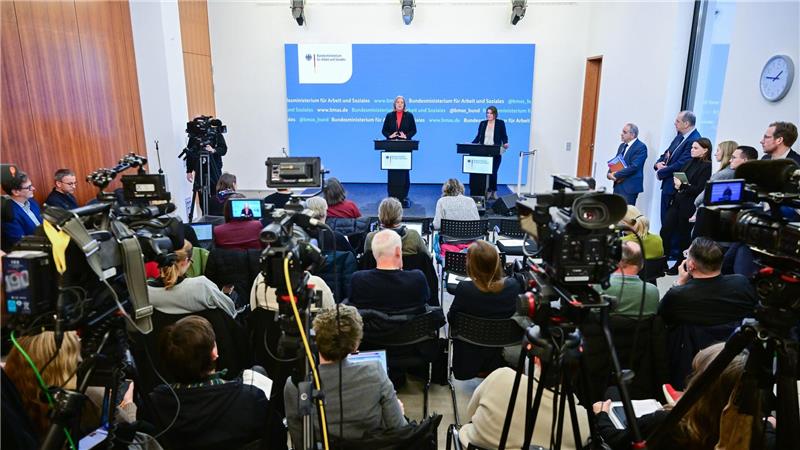 Andrang herrscht bei Bärbel Bas, als sie die Kommissionsergebnisse vorstellt.