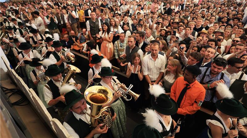 Andrang zur Eröffnung des Oktoberfestes in den Zelten. 