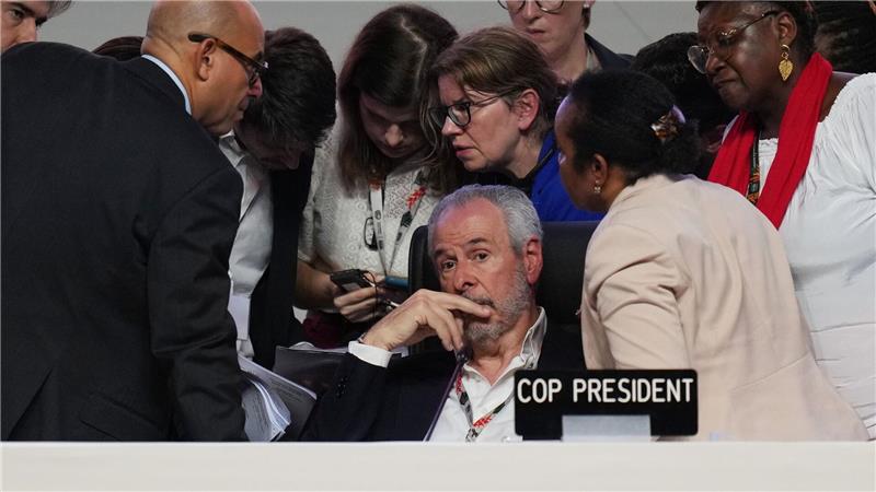 Andre Correa do Lago (M), Präsident der COP30, sitzt neben Mitarbeitern der UN, während einer Plenarsitzung auf dem UN-Klimagipfel COP30 i Brasilien.