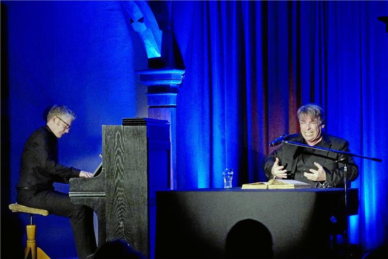 Ein Abend voller Liebeswahn im Bündheimer Schloss André Eisermann (r.) kann es noch: Auch wenn er den Werther nun schon seit 25 Jahren auf die Bühne bringt und mehr als 700 Shows absolviert hat, interpretiert er den Stoff mit unfassbarer Intensität. Die musiklalische Begleitung von Jakob Vinje tut ihr Übriges. Foto: Schlegel