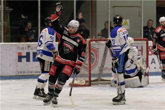 André Gerartz winkt nach dem Tor zum 1:0 in die Runde. So leicht wie es hier noch aussieht machen es die Gäste aus Hamburg den Harzer Falken nicht. Foto: Drechsler
