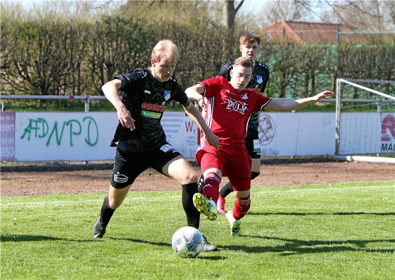 Staffeleinteilung: Rot-Weiß Rhüden wenig erfreut Andre Haars (re.) und Rot-Weiß Rhüden müssen sich auf viele neue Fahrten, Sportplätze und Mannschaften einstellen. Der Fußball-Bezirksligist spielt künftig nicht mehr in der Staffel 3 sondern 4. Foto: Neuendorf