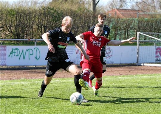Andre Haars (re.) und Rot-Weiß Rhüden müssen sich auf viele neue Fahrten, Sportplätze und Mannschaften einstellen. Der Fußball-Bezirksligist spielt künftig nicht mehr in der Staffel 3 sondern 4. Foto: Neuendorf