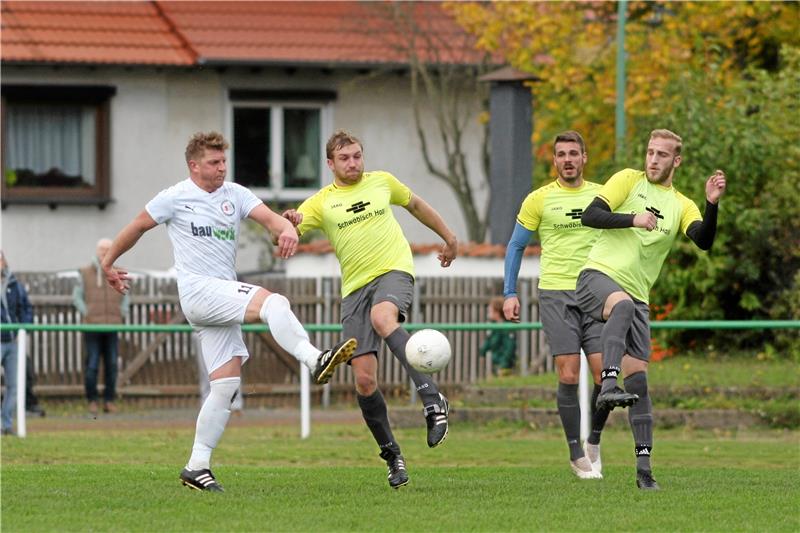 Bredelem/Astfeld ist in der Tabelle oben dabei André Schrader von der SG Bredelem/Astfeld kommt vor den Langelsheimern Leo Gudermuth, Sascha Schweska und Florent Bejtulahu (v .l.) zum Abschluss. Für den VfR endete das Derby mit einer 1:8-Niederlage. Foto: Gietemann