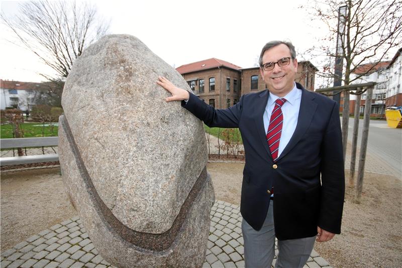 André Tadic im „Garten der Sinne“ der Fontheim-Klinik. Im Gebäude dahinter befindet sich das Büro des neuen Chefarztes. Foto: Gereke