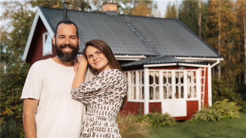 André Weigelt und Laura Krüger teilen ihre Erlebnisse mit ihrem Van „Oskar the Explorer“ sowie ihre Fortschritte bei der Schwedenhaus-Renovierung in den sozialen Medien.