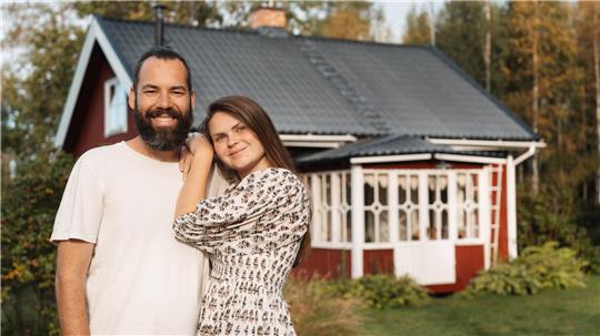 André Weigelt und Laura Krüger teilen ihre Erlebnisse mit ihrem Van „Oskar the Explorer“ sowie ihre Fortschritte bei der Schwedenhaus-Renovierung in den sozialen Medien.