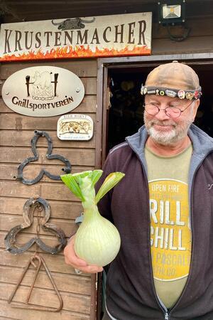 Campingplatz Prahljust: Wenn Menschen ihr Zuhause abreißen müssen André alias der „Krustenmacher“ nimmt erfolgreich an Grillmeisterschaften teil und hat 15 Grills in seiner Parzelle.