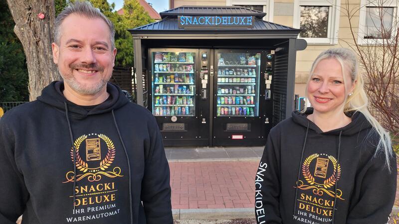 Andre und Jennifer Vollmering vor ihrem Gerät "Snackideluxe". Das betreiben sie seit August 2023 in der Harlingeröder Bruchstraße.