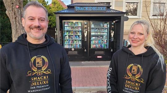 Andre und Jennifer Vollmering vor ihrem Gerät "Snackideluxe". Das betreiben sie seit August 2023 in der Harlingeröder Bruchstraße.