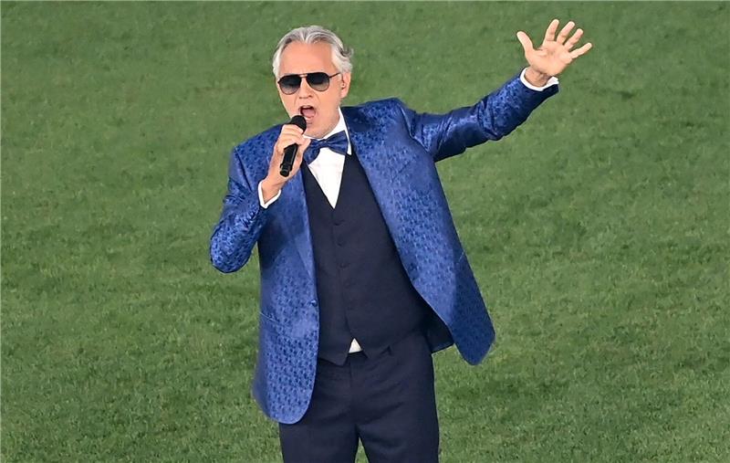 Andrea Bocelli singt im Stadio Olimpico di Roma vor einem Fußballspiel.