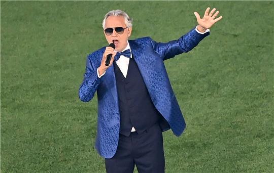 Andrea Bocelli singt im Stadio Olimpico di Roma vor einem Fußballspiel.