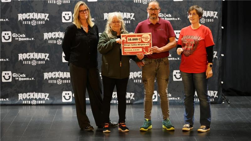 Der Durst der Rockharz-Fans kommt auch dem Oberharz zugute Andrea Duit-Reith (2.v.l.) und Peter Bartsch vom Verein Bürger helfen Bürgern nehmen in Ballenstedt den Scheck vom „Glück in Dosen“-Team entgegen.