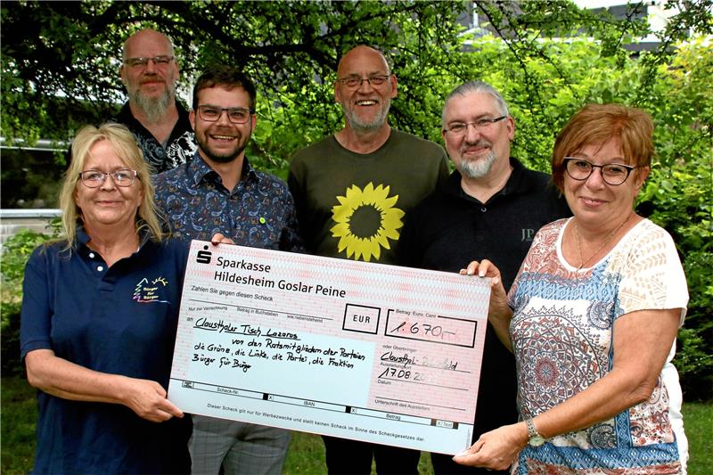 Ratsmitglieder spenden ihre Zulage an Clausthaler Tisch Andrea Duit-Reith, Tobias Schwerdt, Wolfram Haeseler, Matthias Koch und Christian Zineker (von links) überreichen den 1670-Euro-Scheck an die Lazarus-Helferin Sabine Krause (rechts). Foto: Knoke
