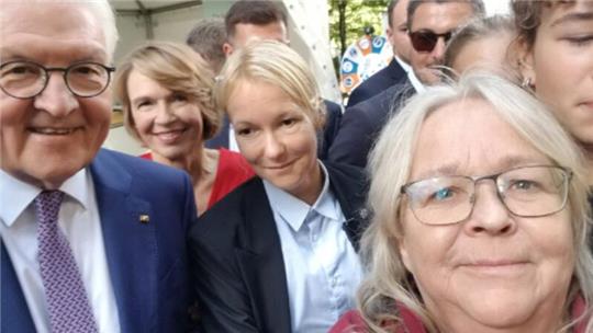 Andrea Duit-Reith (r.) kann ein Selfie mit Bundespräsident Frank-Walter Steinmeier ergattern.