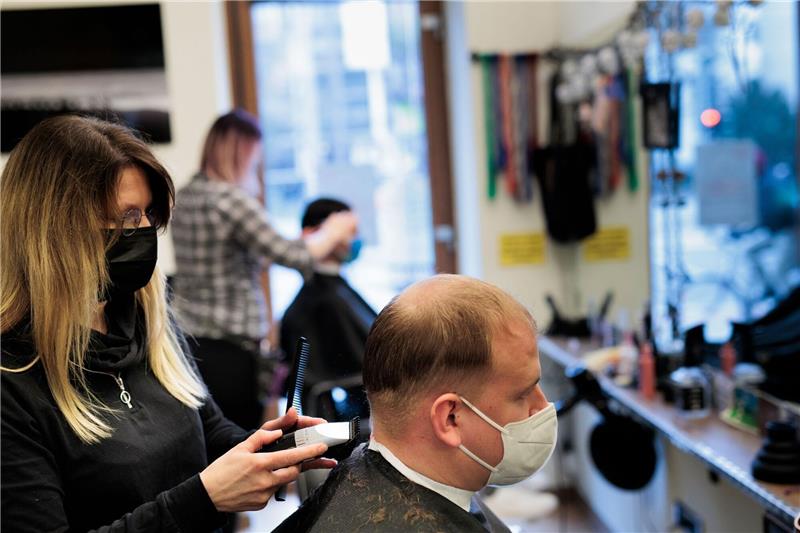 Waschen, Schneiden, Schweigen: Friseurbesuch ohne Small Talk Andrea Siepert-Fichter (l) frisiert Benjamin Hartwig in ihrem Salon in Berlin.