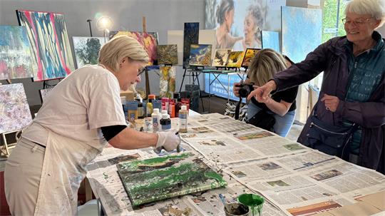 Andrea Tilinski zeigt diesmal wieder in ihrem Atelier in der Herzog-Wilhelm-Straße, wie ihre spezielle „Pouring-Technik“ funktioniert.