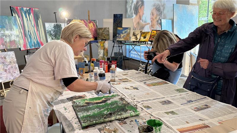 Andrea Tilinski zeigt in ihrem Atelier in der Herzog-Wilhelm-Straße, wie ihre spezielle „Pouring-Technik“ funktioniert.