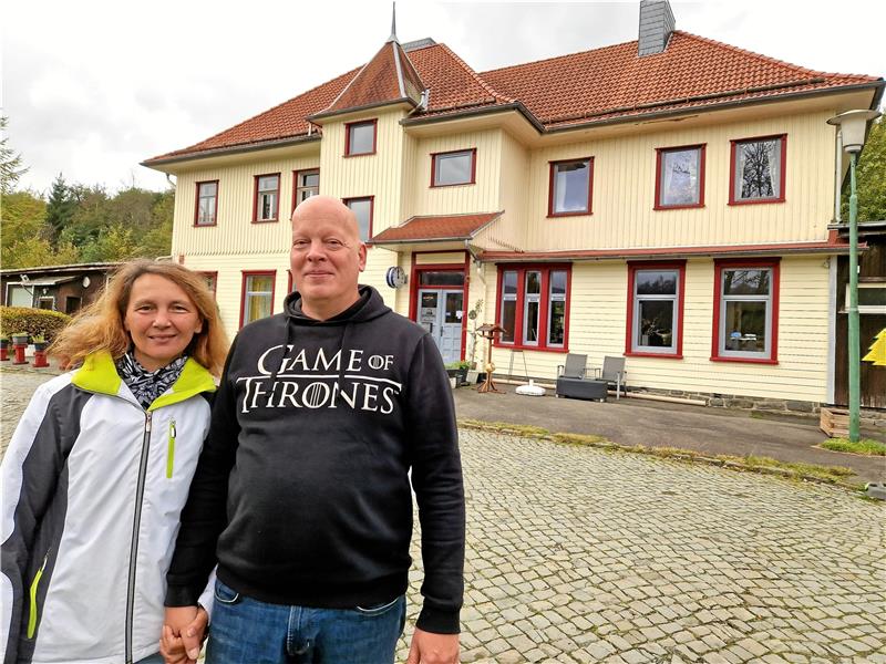 Alter Bahnhof Altenau: Die neuen Eigentümer machen Dampf Andrea und Frank Jorek kommen ursprünglich aus Goch, sind aber seit gut vier Wochen die neuen Eigentümer des Alten Bahnhofs in Altenau. Dort haben sie viel vor. Foto: Knoke