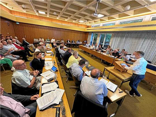 Andreas Baake (am Pult) stellt die Anträge der Gruppe SPD/FDP/Wählergemeinschaft vor, die rechts im Bild zu sehen ist. Foto: Schlegel