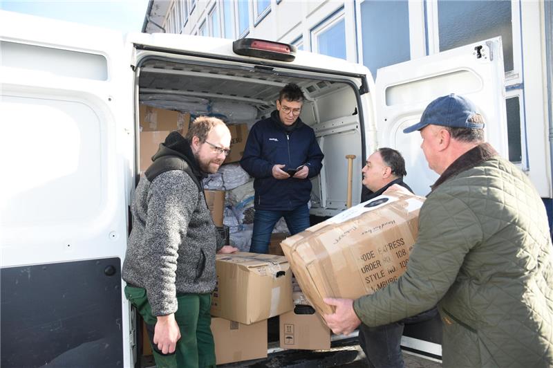 Andreas Baberske nimmt im Transporter die Hilfsgüter der Männer entgegen; er wird noch in der Nacht Richtung Osten aufbrechen.