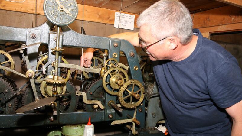 Spannende Führungen bis in den Glockenturm Andreas Berndt wartet vier Kirchturmuhren im Liebenburger Kirchengemeindeverband. Seit kurzem bietet der Technikfreak auch Führungen an.