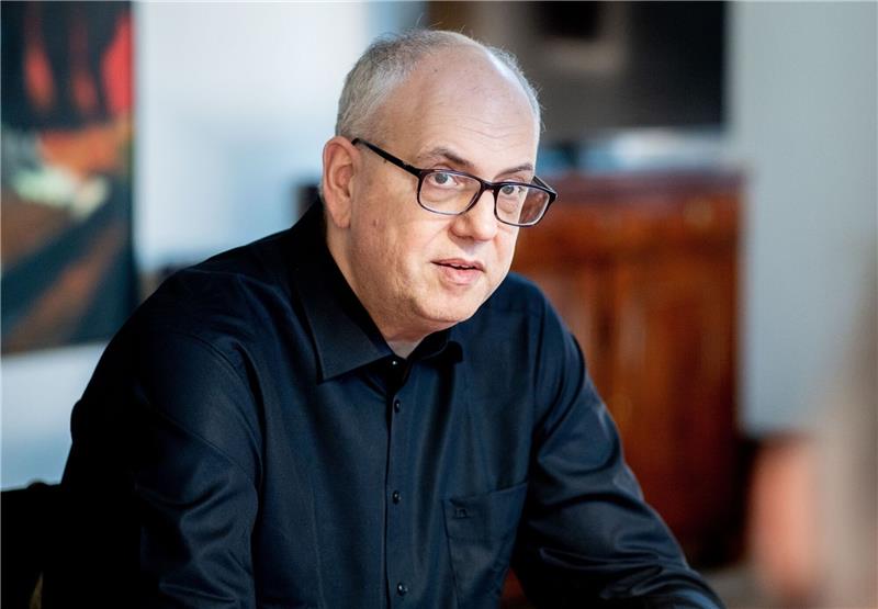 Andreas Bovenschulte, Bürgermeister von Bremen, spricht bei einem dpa-Interview im Rathaus.