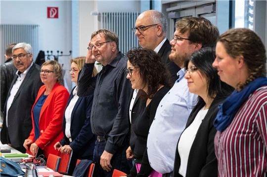 Andreas Bovenschulte (M) - hier umgeben von weiteren Politikerinnen und Politikern - bleibt der Bürgermeister von Bremen.