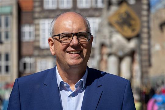 Andreas Bovenschulte, Präsident des Senats und Bürgermeister, posiert auf dem Marktplatz vor dem Bremer Rathaus.