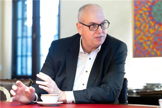Andreas Bovenschulte (SPD), Bremer Bürgermeister, bei einem Interview in seinem Büro im Rathaus.