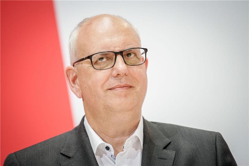 Andreas Bovenschulte (SPD), Bürgermeister von Bremen, lächelt.