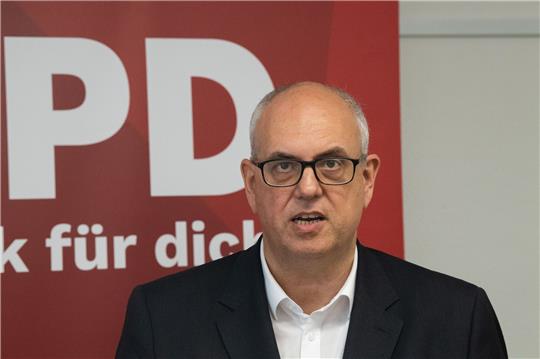 Andreas Bovenschulte (SPD), Bürgermeister von Bremen, stellt bei einer Pressekonferenz die Kandidatinnen und Kandidaten für den Senat vor.