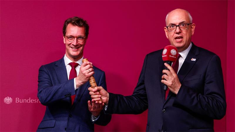 Zwischen Party und Warnruf - Wie Bremen die Einheit feiert Andreas Bovenschulte (SPD, r) übergab den Staffelstab an Hendrik Wüst (CDU).