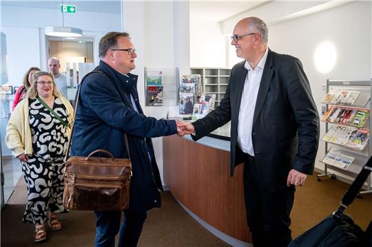 Andreas Bovenschulte (SPD,r) begrüßt Björn Fecker (Bündnis 90/Die Grünen) zu einem Treffen für weitere Sondierungsgespräche.