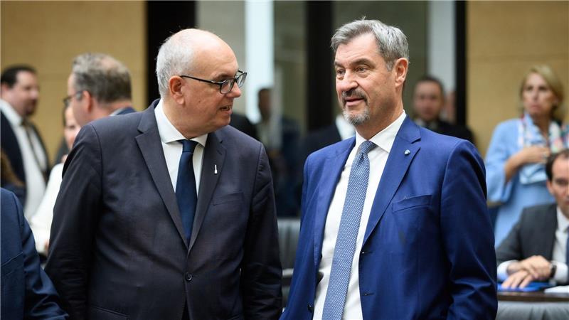 Andreas Bovenschulte (links) und Markus Söder unterhalten sich in der Länderkammer, dem Bundesrat. (Archivbild)