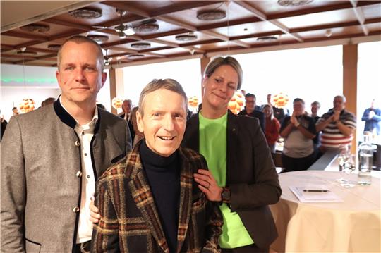 Andreas Dörschel (li.) und Karina-Anna Dörschel nehmen ihren Vater Harald Dörschel bei der Verabschiedung im Wolfshäger Hotel „Wolfshof“ in die Mitte. Fotos: Neddermeier