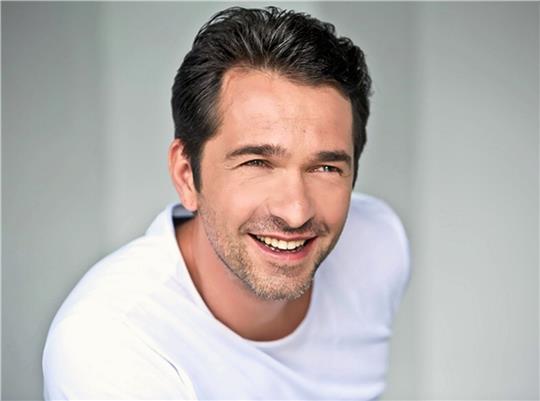Andreas Elsholz spielt in den 90er Jahren den Heiko Richter in der Serie GZSZ. Heute ist der Schauspieler unter anderem im Theater unterwegs und liebt die Fotografie. Foto: Uwe Hauth