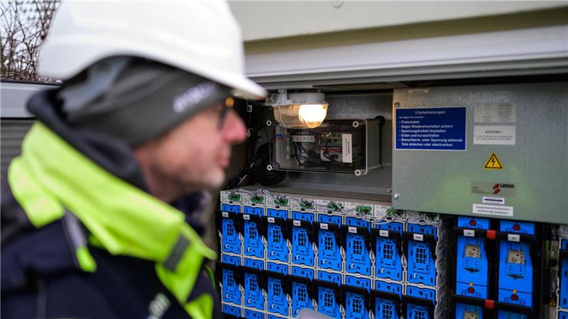 Andreas Formann, Mitarbeiter der Avacon Netz GmbH, blickt in eine Ortsnetzstation, die bereits digitalisiert wurde.