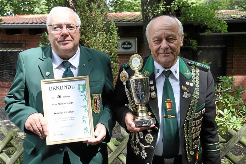 Wiedelaher feiern Schützenfest im Vereinsheim Andreas Grubert zeigt seine Urkunde für 40 Jahre Mitgliedschaft, und Werner Keune hält den Schwarzpulverpokal. Foto: Hartmann