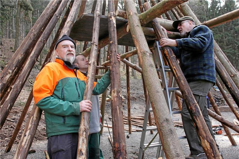 Andreas Habig (li.) und Udo Paul legen an der neuen Köte Hand an. Für den Bau können sie auf das Holz der abgebrochenen Köte am Bauernholzbach und der kürzlich abgerissenen Sültebergköte zurückgreifen.
