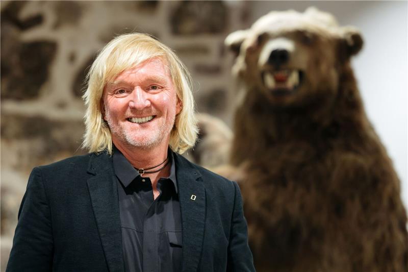 Tierfilmer Andreas Kieling: „Bären trifft keine Schuld” Andreas Kieling bei der Vernissage zu seiner Ausstellung «Mit den Grizzlys durch Alaska» neben einem Präparat eines Grizzlybären.