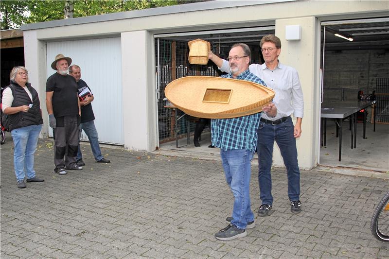 Andreas Krüger (2.v.r.) und Ralf Otte (r.) in ihrem Element: Mittlerweile sind die beiden darin geübt eine Auktion zu leiten. Am Mittwoch verkaufen sie fast alle Fundsachen, darunter auch eine Arche Noah der Firma Steiff. Foto: Jenzora