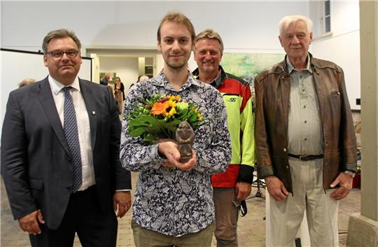 Andreas-Kunstpreisträger Leon Friederichs mit Bürgermeister Wolfgang Langer (li.), Ortsvorsteher und Nationalparkbeirat Karl-Heinz Plosteiner (re.) und Nationalparkleiter Dr. Roland Pietsch. Den Preis stiftet die Sparkasse Hildesheim Goslar Peine.
