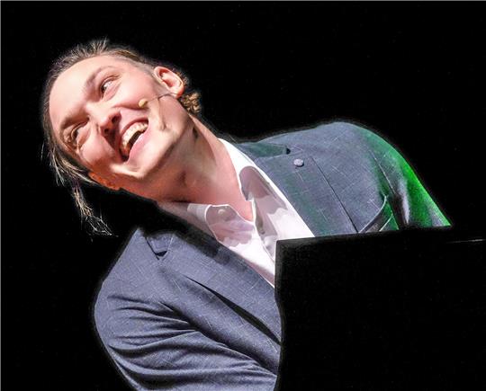 Andreas Langsch nimmt das Publikum zum Jahresauftakt im Kulturkraftwerk im Handstreich für sich ein.